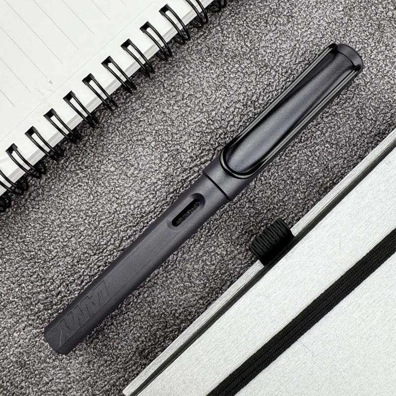 Stilou Safari 0E2 Steel Black Lamy