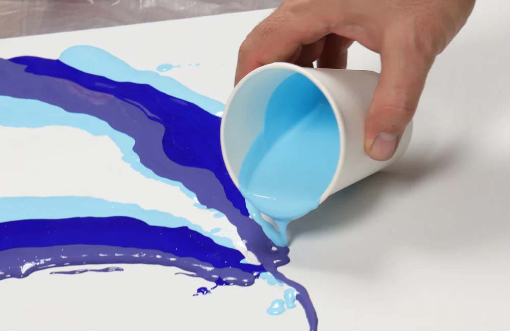Mediu pouring și vopsea acrilică