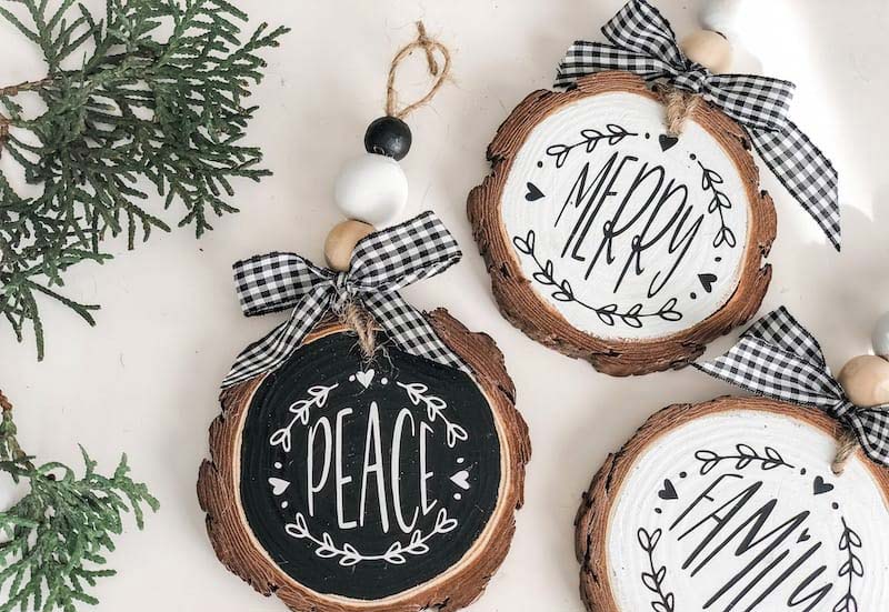 Felii de lemn decorate – decorațiuni naturale de Crăciun