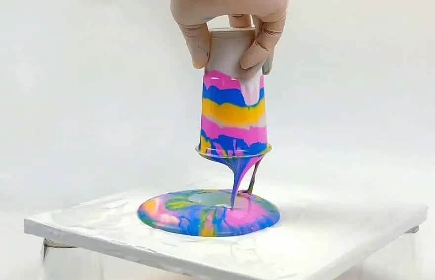 Turnarea pouring acrilic