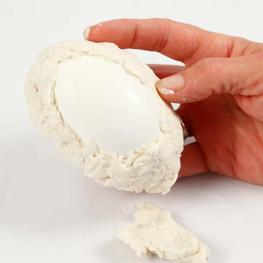 Pasul 3: Acoperirea balonului cu papier-mâché