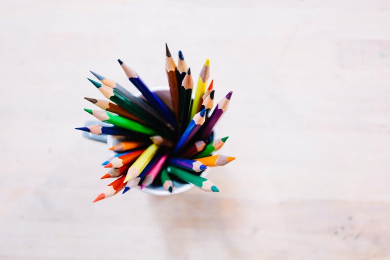 Tipuri de creioane - de la grafit la materiale complementare pentru grafică, umbre și detalii