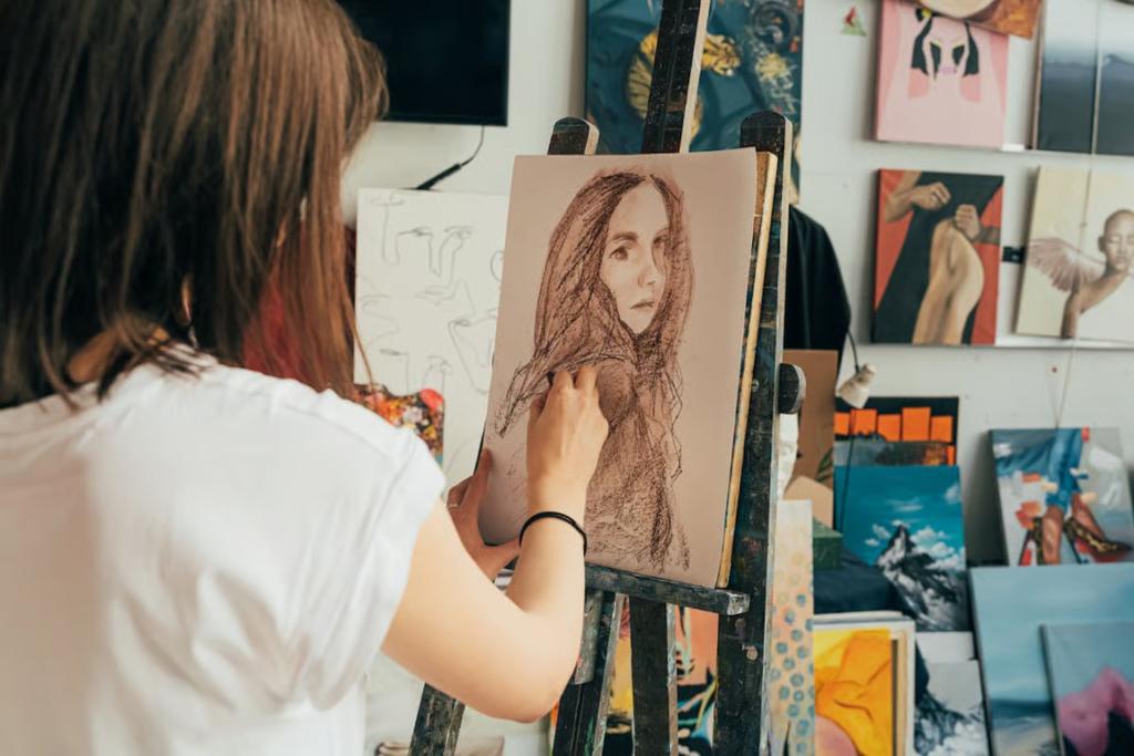Materiale și instrumente necesare (femeie care picteaza, schita, studio de arta)