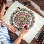 Mandala (femeie care coloreaza o mandala, forme geometrice complicate, motive florale)