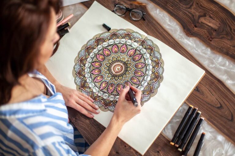Mandala (femeie care coloreaza o mandala, forme geometrice complicate, motive florale)