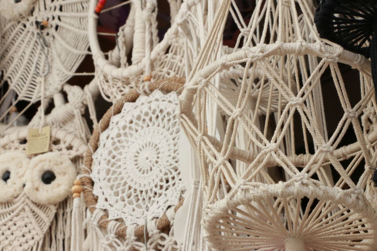 Macrame, arta împletiturilor ornamentale: cum începi, alegi firul și finalizezi o piesă frumoasă