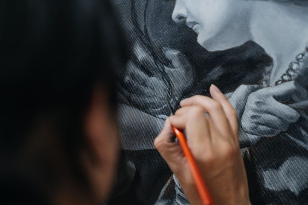 De ce lucreaza pictorii (pictor care adauga detalii, portret de femeie, tonuri de gri)